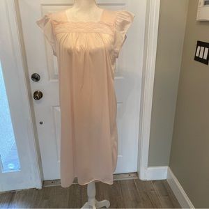 Vintage Movie Star nightgown with lace trim